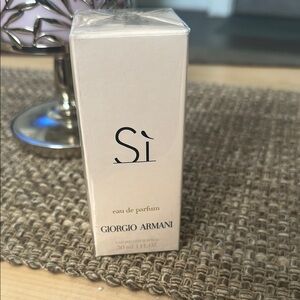 Giorgio Armani Si Perfume in Elegant Box Firm